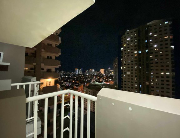 Condo 1 bedroom with balcony, gym, pool at Makati, Chino Roces Avenue