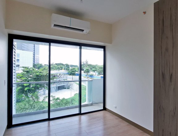 3 bedroom with balcony for sale in Mckinley Ready for occupancy