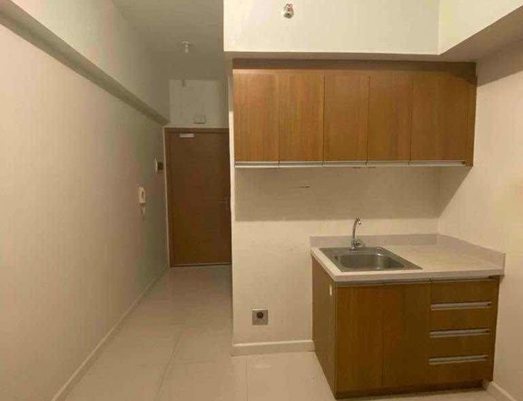 Studio Unit w/ Parking ETON TOWER MAKATI.