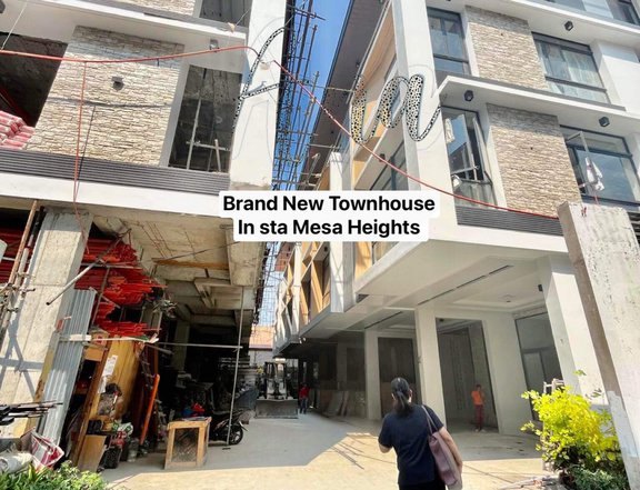 4 Bedroom Townhouse with Swimming pool in Sta Mesa Heights QC