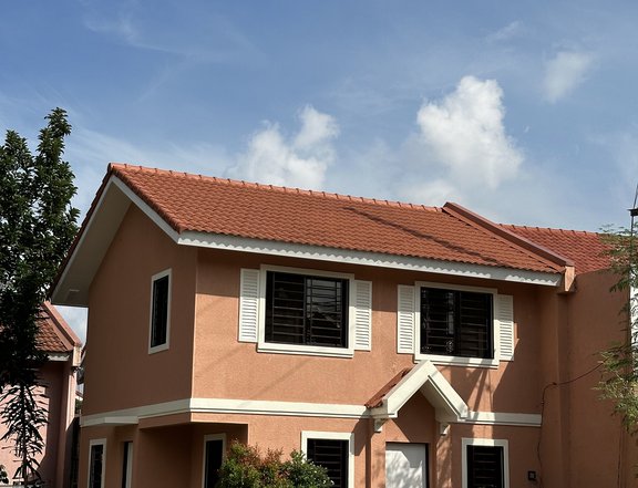 Pre-owned 4-bedroom house (corner lot) in Cerritos 1 Daang Hari Bacoor Cavite