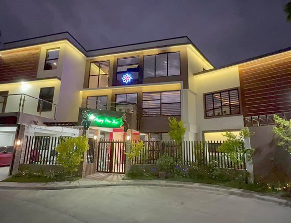 Pre-owned Modern 6 BR Home in Clark Manor Mabalacat City