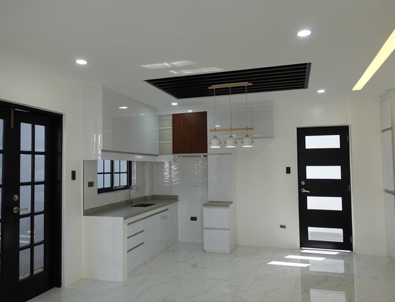 4-bedroom Single Attached House For Sale in Deparo Executive Villas Caloocan C1U3