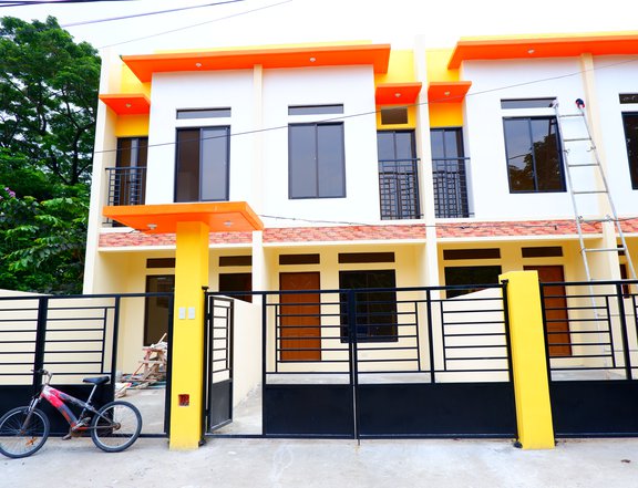 SIONIL LAS PINAS HOUSE AND LOT FOR SALE 2 bedroom townhouse at manuela
