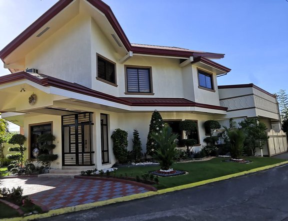 5-Bedrom Corner lot House for Sale in BF Homes Las Pinas City