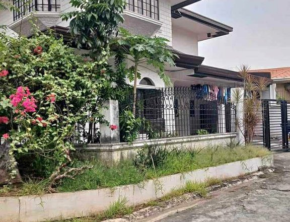 Corner lot House for Sale in Multinational Village Paranaque City