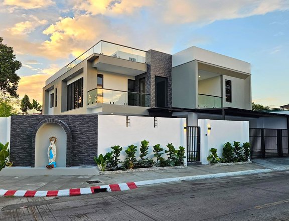 Brand new House with own Pool for Sale in BF Homes Paranaque City