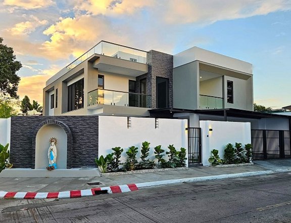 Brand new 5-Bedroom House with own Pool for Sale in BF Homes Paranaque City