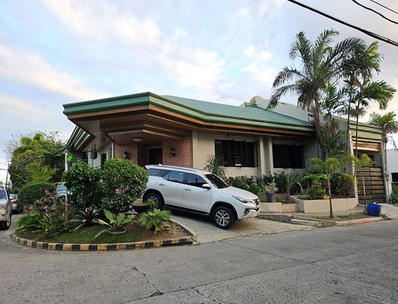 Corner lot Bungalow for Sale in Tahanan Village BF Homes Paranaque City