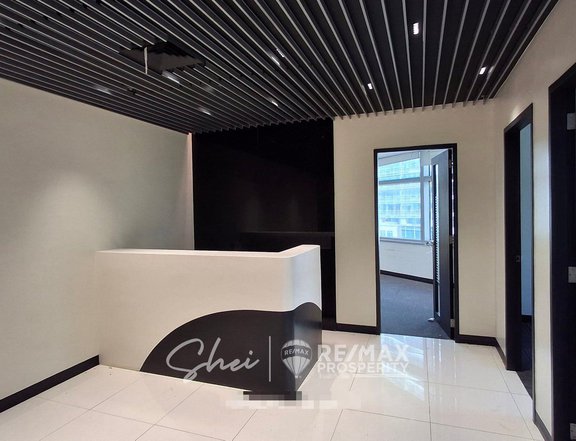 Office Space overlooking Ayala Triangle FOR LEASE! J20250305