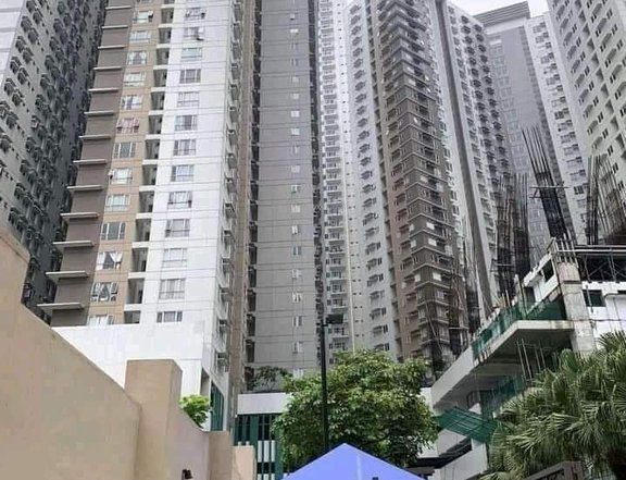 2BR CONDO RENT TO OWN ALONG EDSA BONI PIONEER WOODLANDS