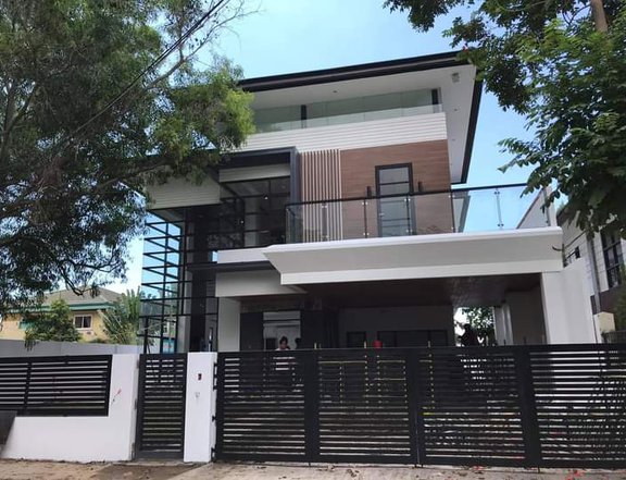 5-bedroom Single Detached House For Sale in Talisay Cebu