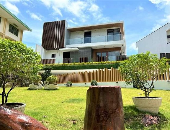 3 Level Luxury House with a Roof Deck For Sale in Talisay Cebu