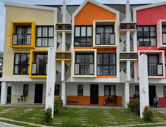3-Storey TOWNHOUSE with 3 bedrooms For Sale in Binan Laguna