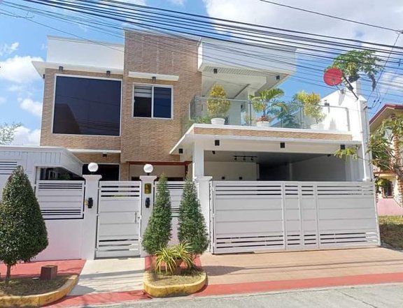 6-bedroom Single Detached House For Sale in Parkpace Imus Cavite