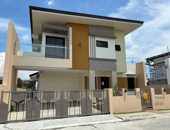5-bedroom Luxurious House For Sale in Imus Cavite