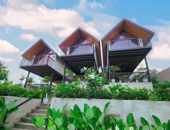 METRO TAGAYTAY OVERLOOKING MOUNTAIN VILLA WITH INFINITY POOL FOR SALE