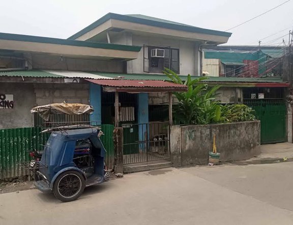 Old house in Project 8 Brgy Sangandaan Quezon City for sale