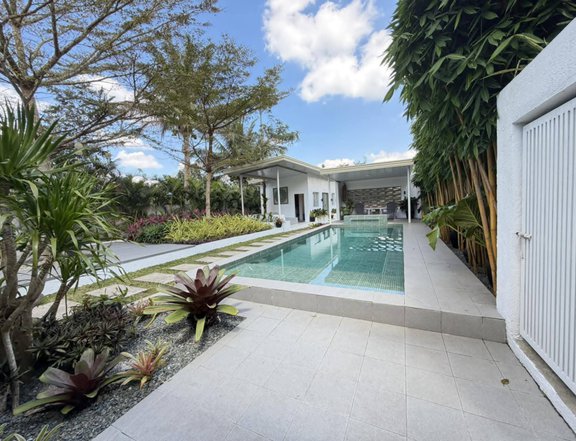 MODERN SLEEK VACATION HOUSE FOR SALE IN AMADEO