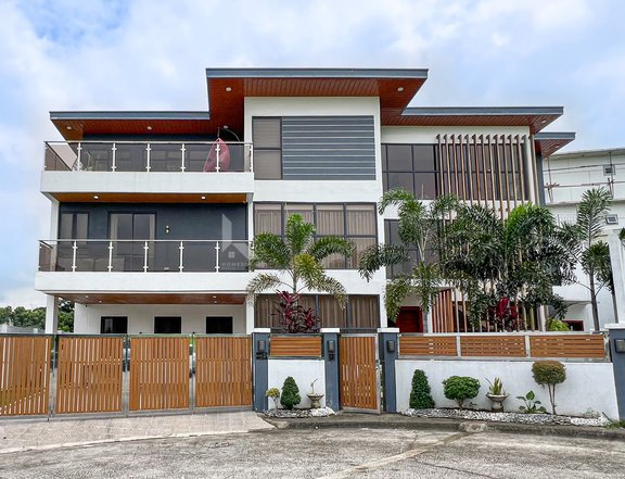 5-Bedroom House with Overlooking Scenic View for Sale in Highlands Pointe, Havila, Taytay Rizal