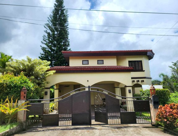 5-bedroom Gorgeous Mansion For Sale near Tagaytay