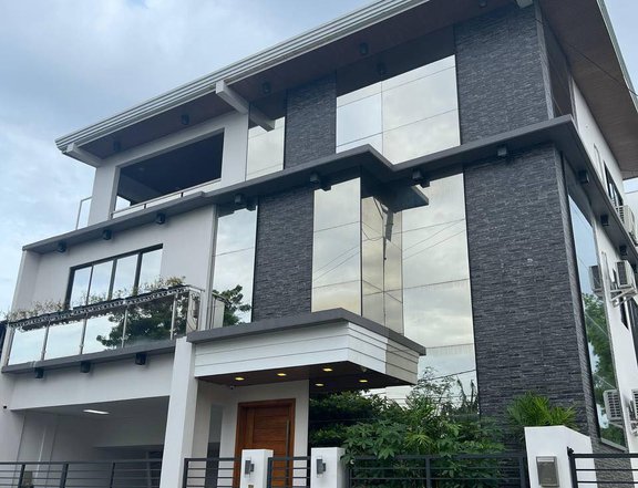 Modern House and Lot Single Attached near Entertainment City Paranaque