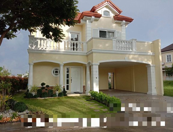 3 Bedrooms Fully Furnished With 4 Car Garage For Sale in Las Piñas