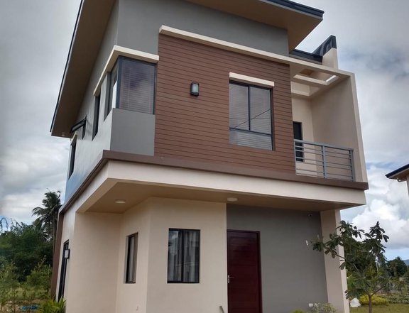 3 Bedroom Single Attached House for Sale in Alaminos Laguna