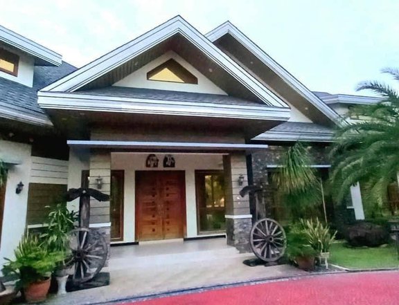 5-bedroom Huge Mansion House For Sale in Clark Angeles Pampanga