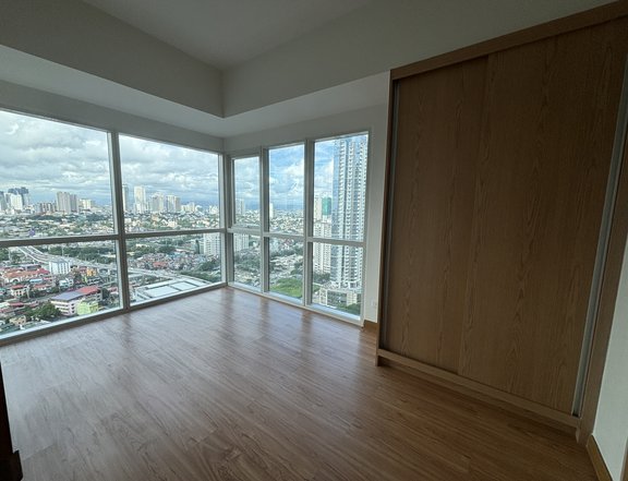 For Sale: BGC 2-Bedroom Unit in Times Square West - near Mitsukoshi, The Seasons Residences, Madison