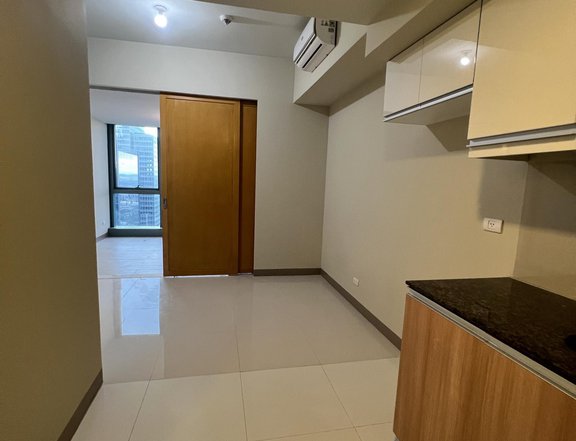 1 Bedroom Rent to Own Condo For Sale in One Uptown BGC facing Uptown Mall