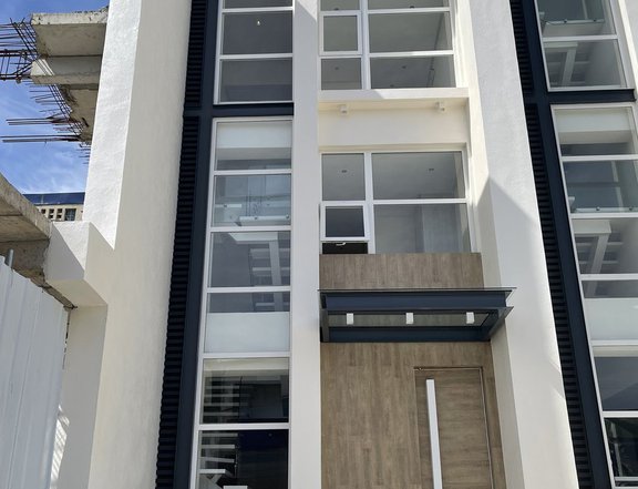 Pre-Owned 5-bedroom Single Attached House For Sale in Quezon City