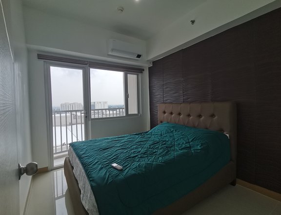 2 Bedroom End Unit with Balcony in Las Pinas behind SM Southmall