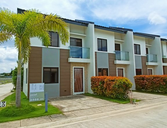 House and lot for sale in binan laguna near southwoods exit along road
