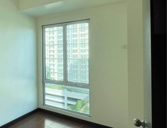 800K Discount Cash Payment San Lorenzo Place Condo in Makati Metro Manila 1 Bedroom Unit For Sale