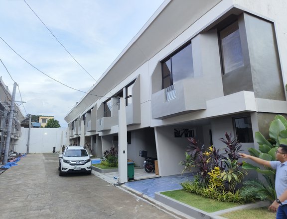 5-6 bedrooms Modern Townhouse Near Sm Masinag