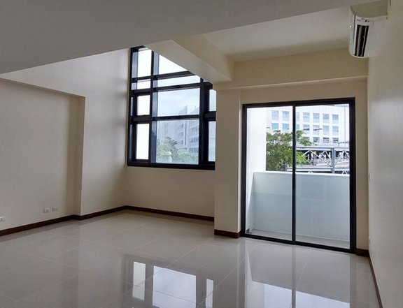 Luxury condo for sale in mckinley hill taguig city 3 bedroon unit RFO