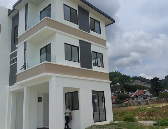 3 storey Townhouse for sale in Talamban Besides North Gen Hospital