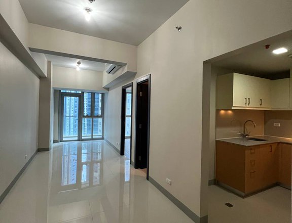 last typical 1 bedroom unit with balcony in uptown parksuites in bgc