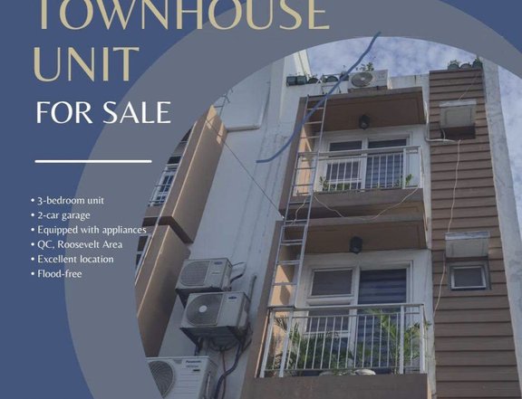 On Sale! Townhouse For sale here in Roosevelt Avenue !