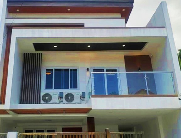 5-bedroom Single Detached House with Attic in Pasig