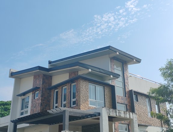 Overlooking House For Sale in Antipolo Rizal