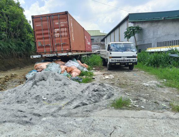 A plot of land that can be used for parking trucks. More than 550 square meters in size.