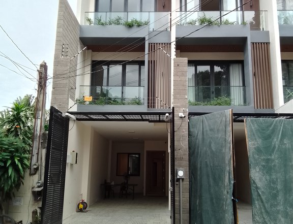 5-bedroom Townhouse For Sale in Mandaluyong