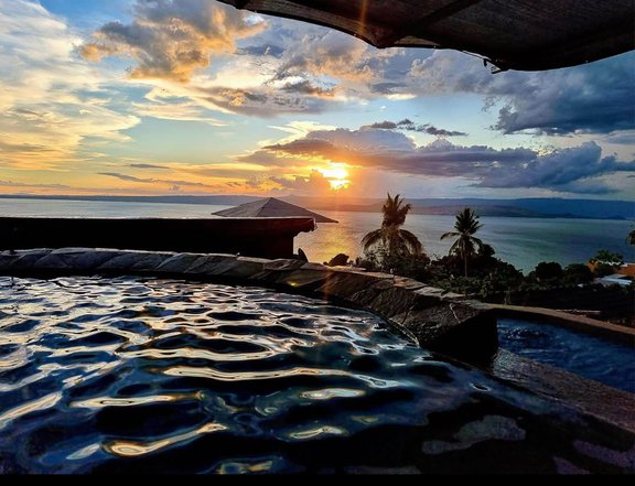 STUNNING 360 DEGREES TAAL AND SUNSET  VIEW VILLA FOR SALE IN BATANGAS