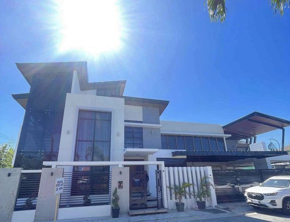 CORNER 3-STOREY MODERN INDUSTRIAL HOUSE IN PAMPANGA