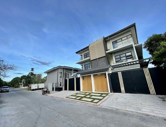 4 BR ,Modern Duplex with Elevator, RFO For Sale in AFPOVAI Taguig City