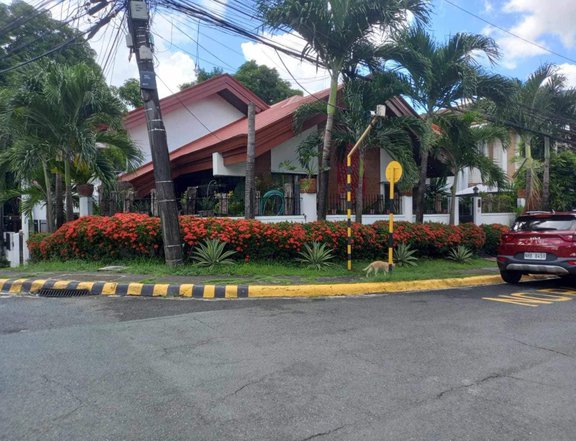 Pre-owned Single attached house in Metro heights near Visayas avenue Quezon city