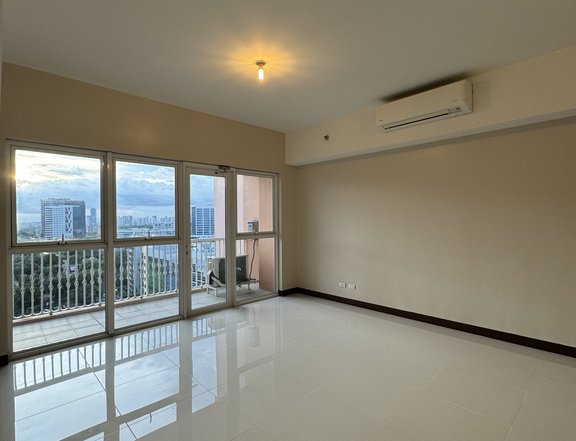 Rent to own 3 Bedroom Condo for sale in St. Mark Residences McKinley Hill connected to Venice Mall