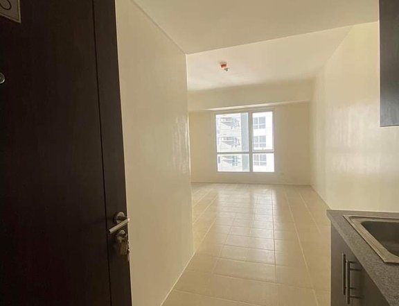 LIFETIME OWNERSHIP Condo near MRT-Boni/Guada 15k month!